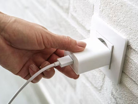 저가의 휴대폰 충전기로 인한 ‘화재 경고’