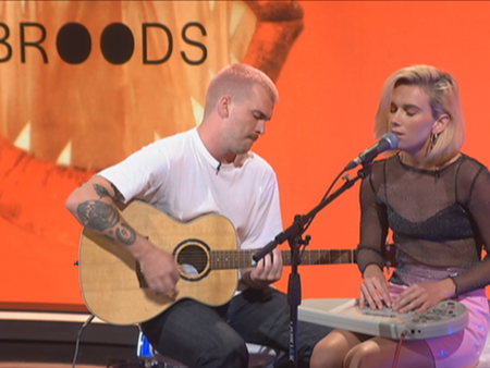 격리시설 바우처 없어, 팝 그룹 ‘Broods…공연 취소위기