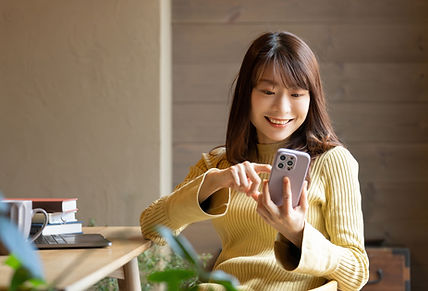 スマホを操作する女性