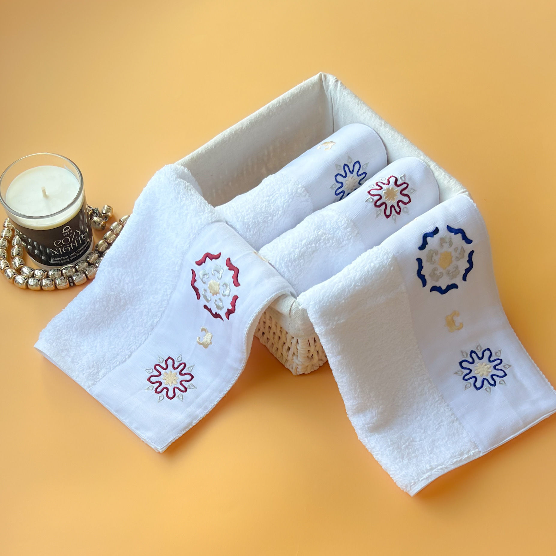 SAVING Bundle: 4 ARABISCI Guest Towels + MOODY 250gm Candle "SAVE 10%"