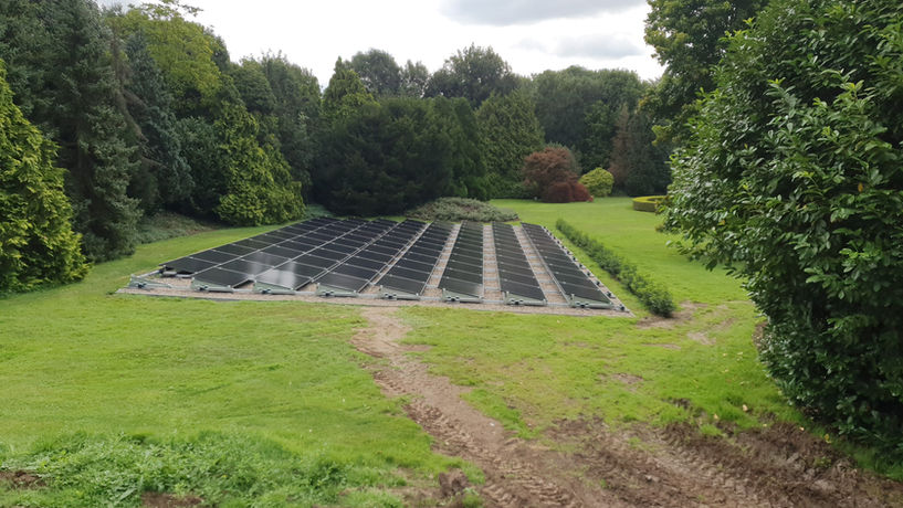 Platdak montageconstructie zonnepanelen in de tuin