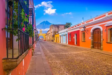 ciudad-de-guatemala-abril-paisaje-urbano-en-la-calle-principal-antigua-con-el-volcán-del-a