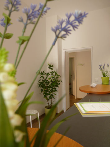 Blumen und Empfangsbereich: Ruhige Atmosphäre