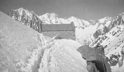 A la Cabane du Requin, au-dessus de la Mer de Glace - mai 1933
