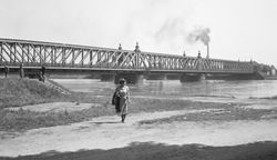 Marthe devant le pont ferroviaire de Kehl, qui sera détruit pendant la guerre - juillet 1939