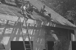 On se lance les tuiles pour retuiler le toit - juillet 1936