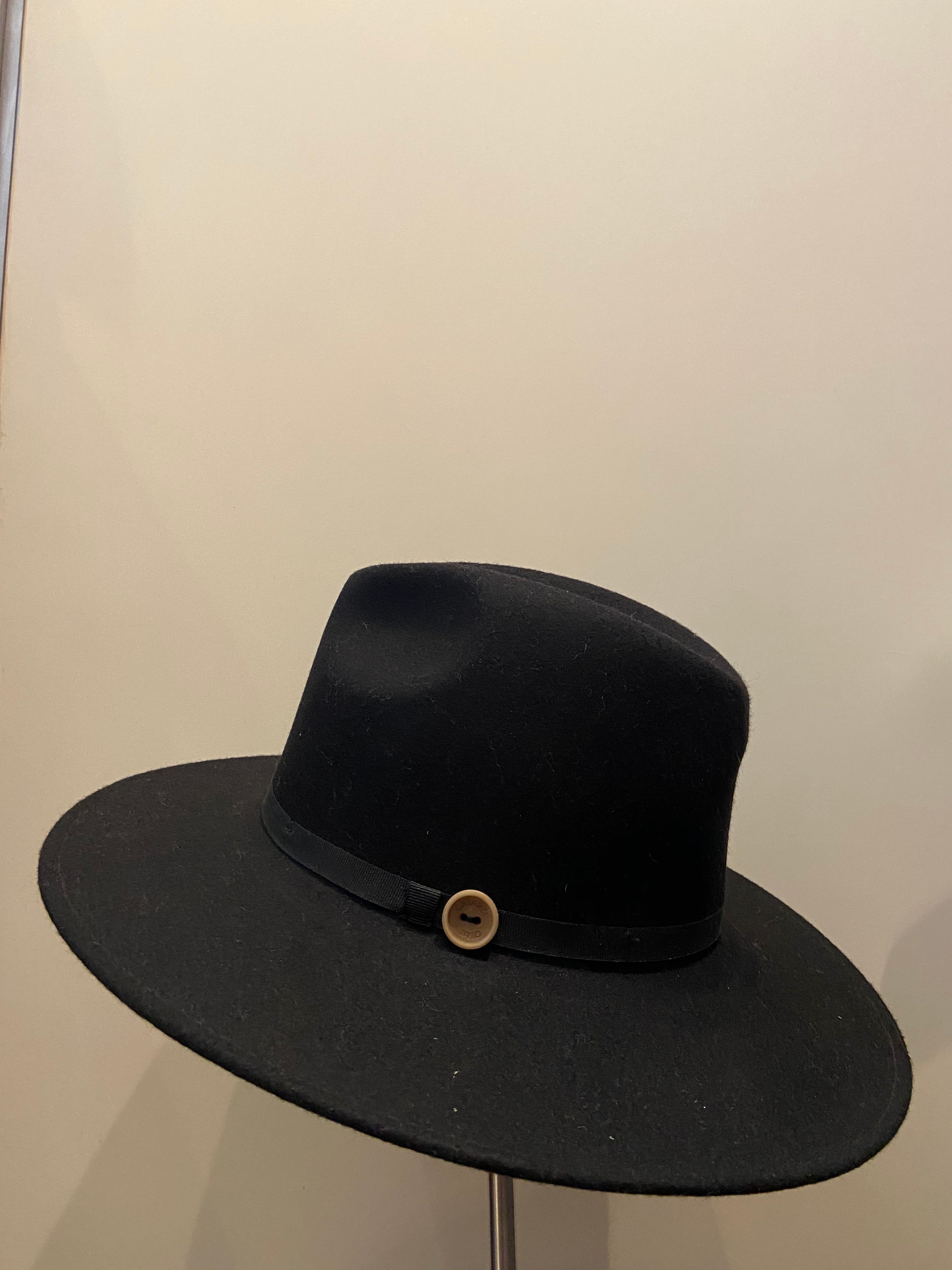 Cappello con bottone