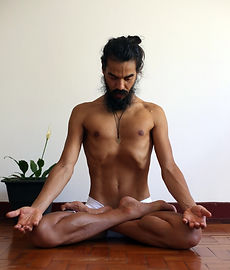 Meditacao. Geo Yoga. Pessoa praticando Yoga. Geo Yoga. Yoga online on-line direto da Índia para o Brasil.