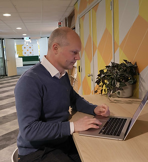 achter laptop kleiner gemaakt 700kb.jpeg