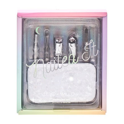 Miniature : nail care