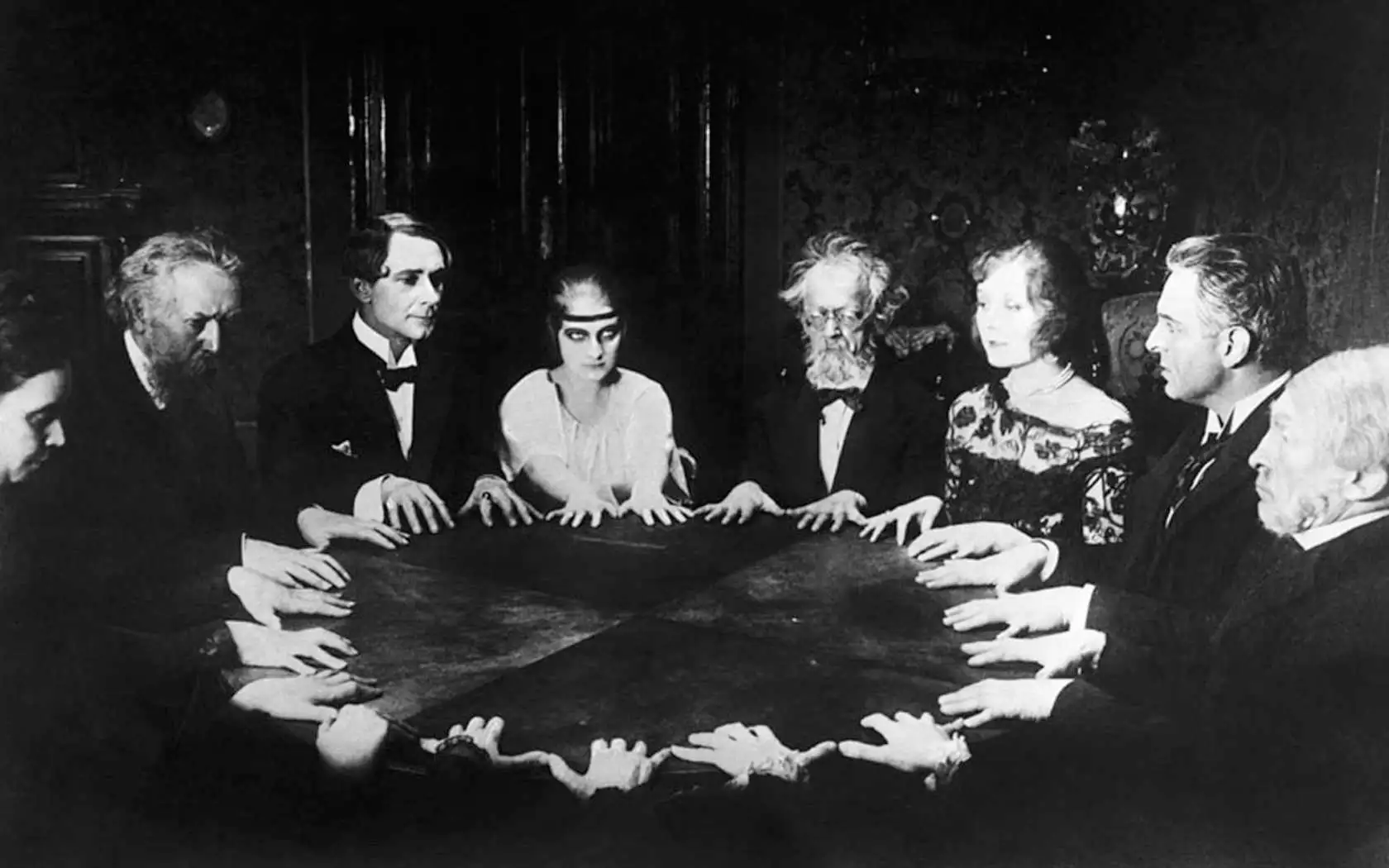 DrMabuse-SeanceScene.webp