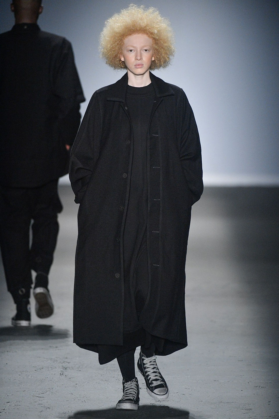 Modelo com roupa preta