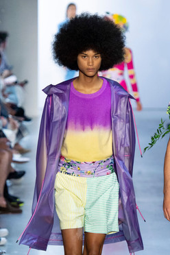 Modelo desfilando para Prabal Gurung com camiseta tie dye e bermuda patchwork