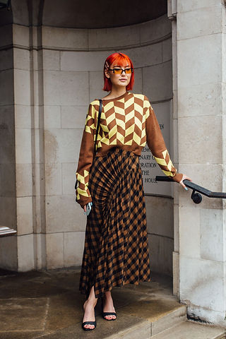 Mulher usando conjunto estampado em Londres