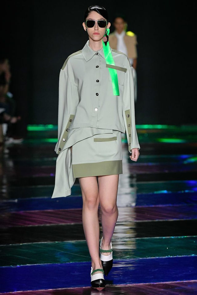 Modelo com conjunto verde e cinza