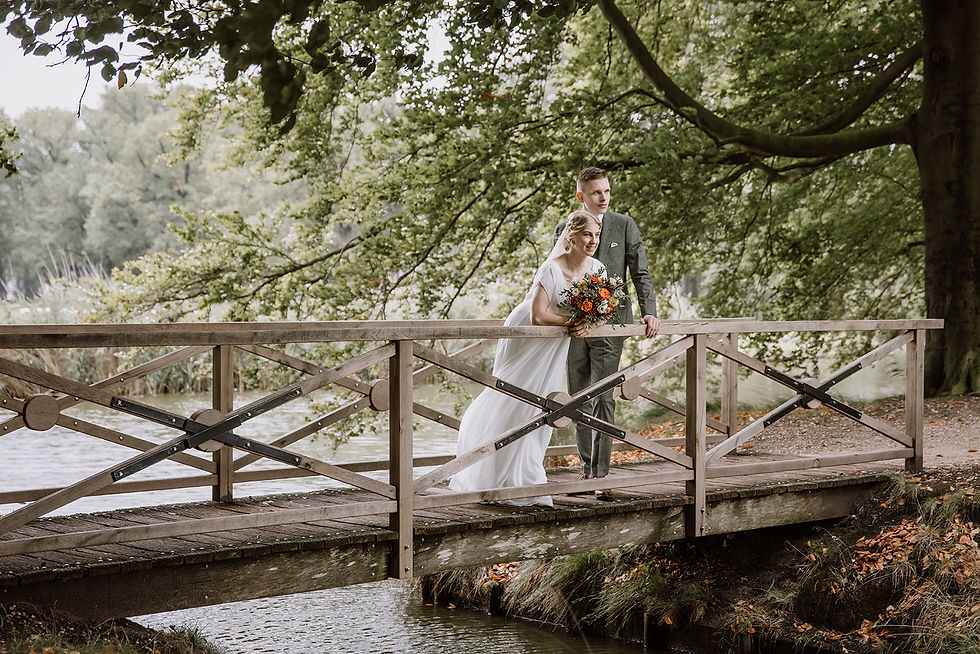 Fotoshoot Bruidspaar Kasteel de schaffelaar op het bruggetje