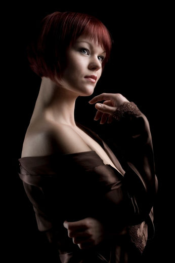 Glamour foto van vrouw met rood haar voor boudoir fotoshoot 