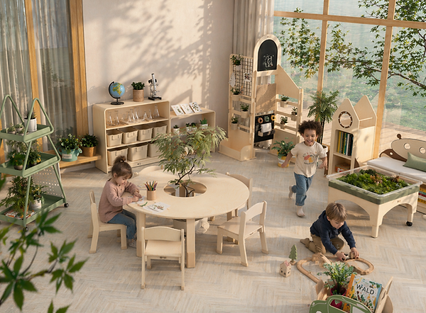 Spielende Kinder im Gruppenraum einer Kita mit ruhiger und kindgerechter Einrichtung
