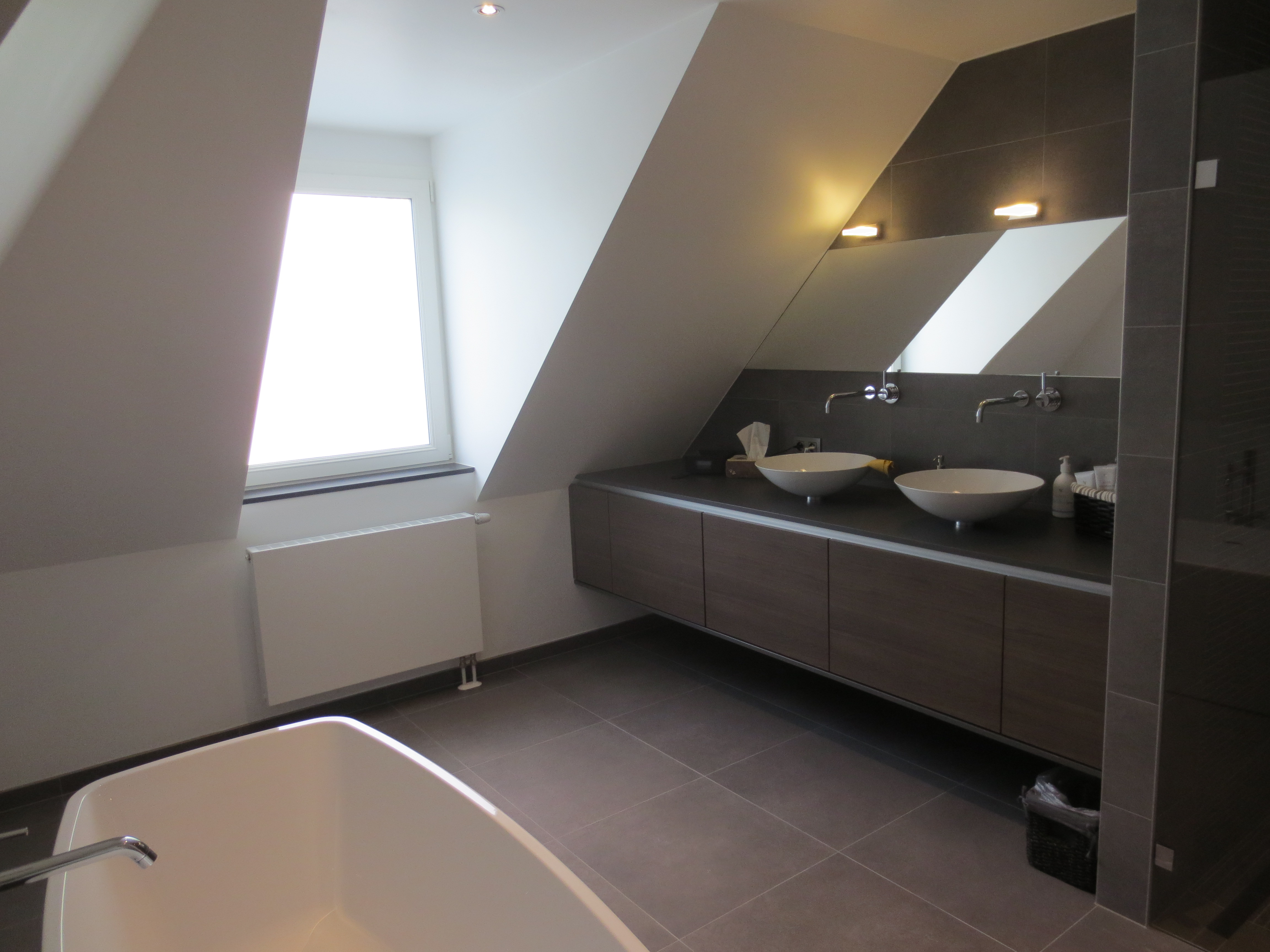 Afgewerkte grote badkamer