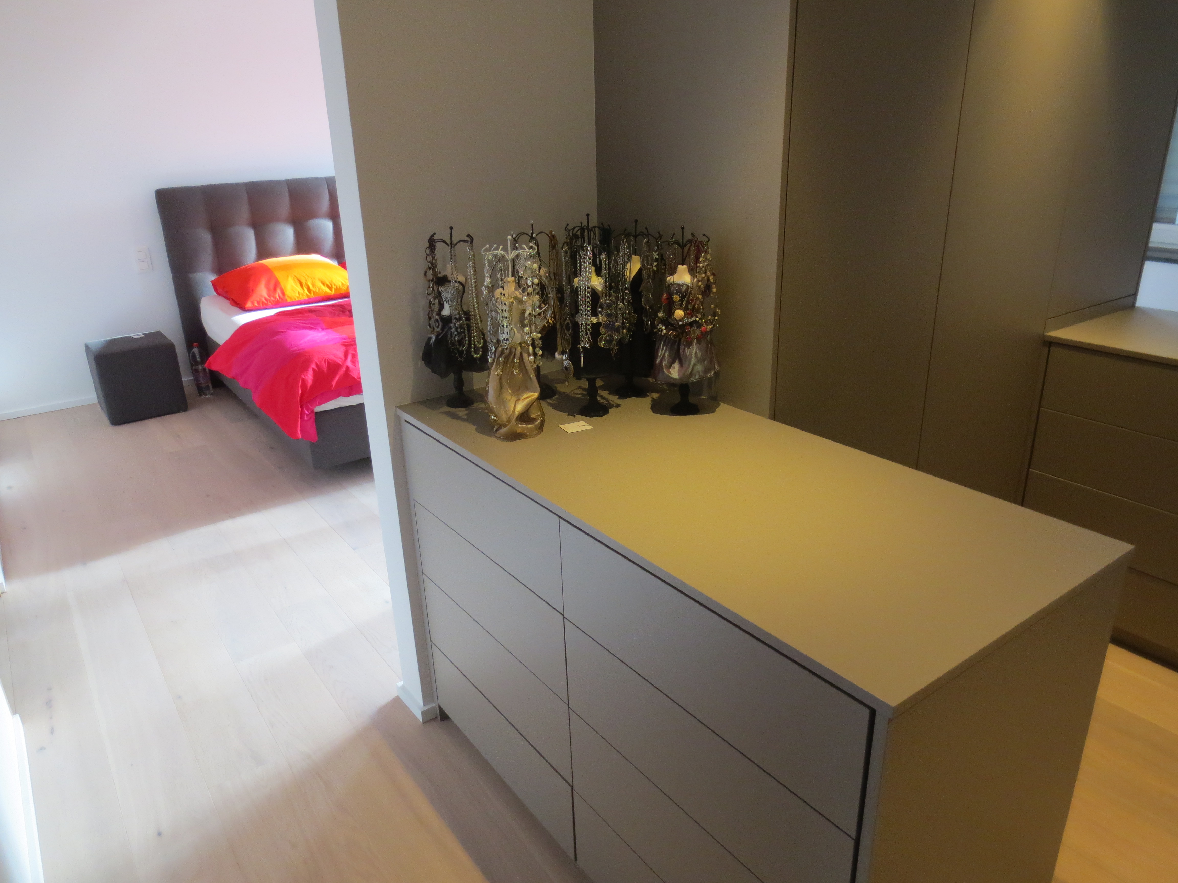 Afgewerkte grote slaapkamer met dressing