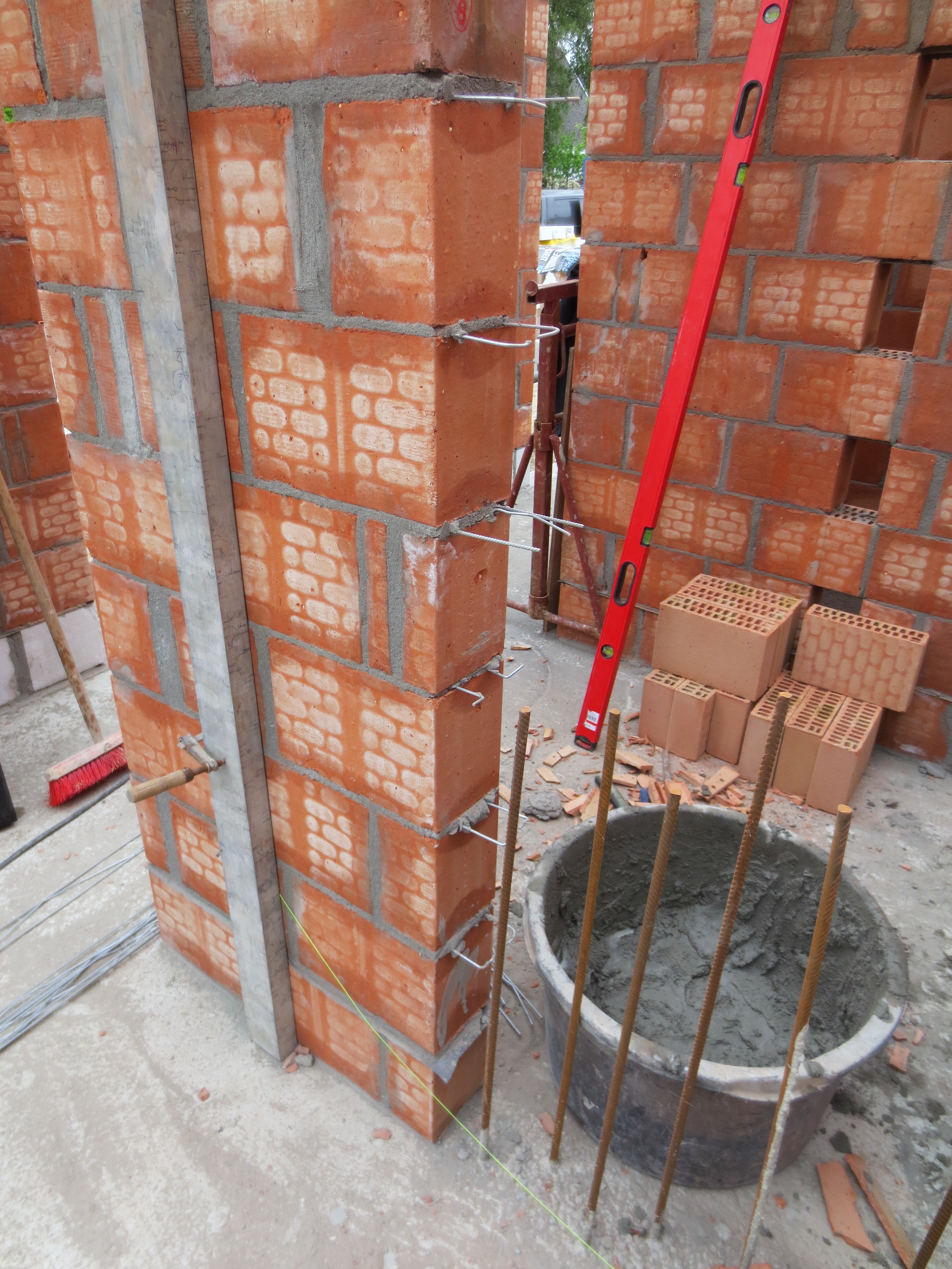 Muur verankerd aan te storten betonkolom