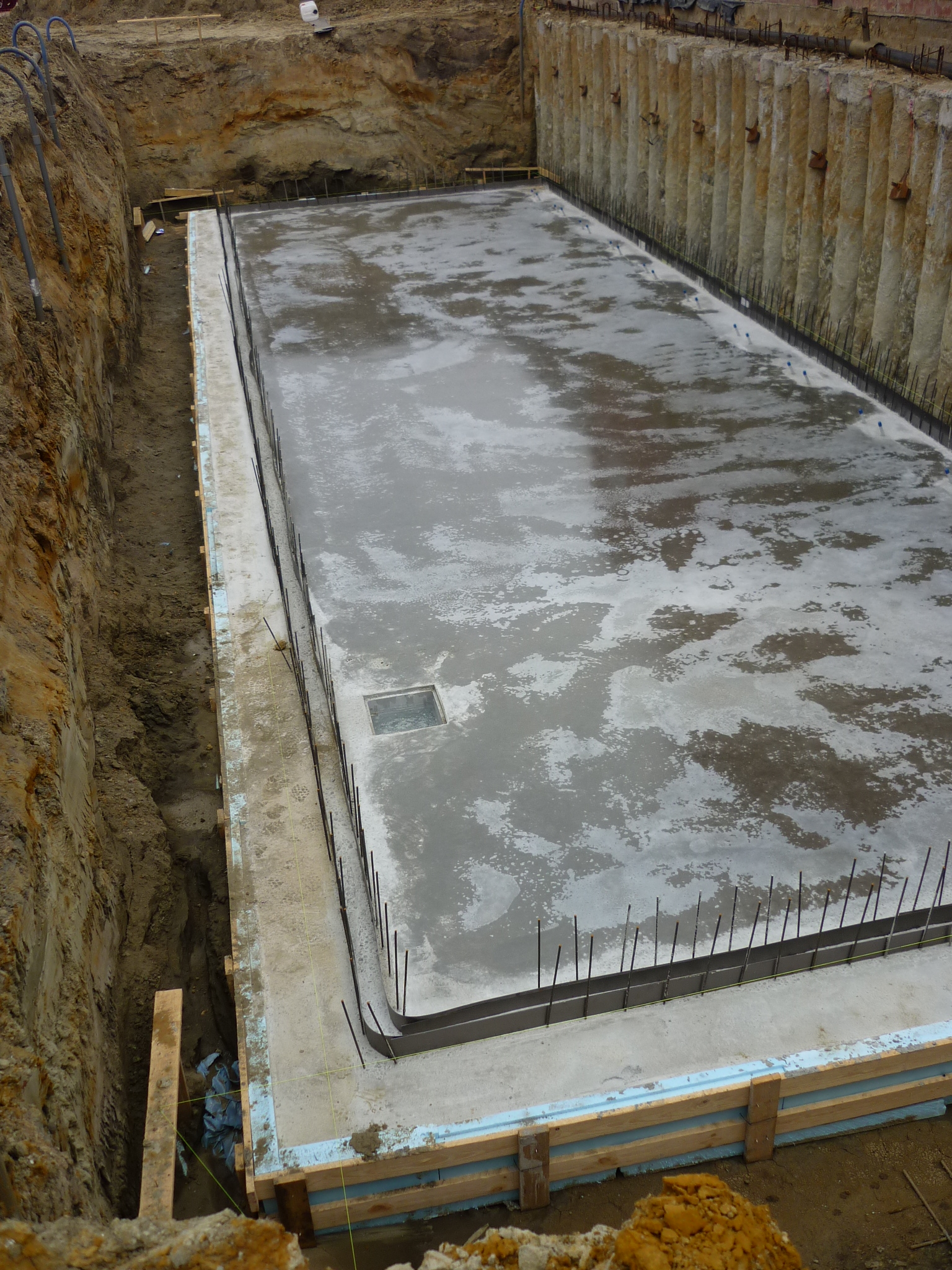 Kelderplaat gestort, gepolierd en curing-compound aangebracht