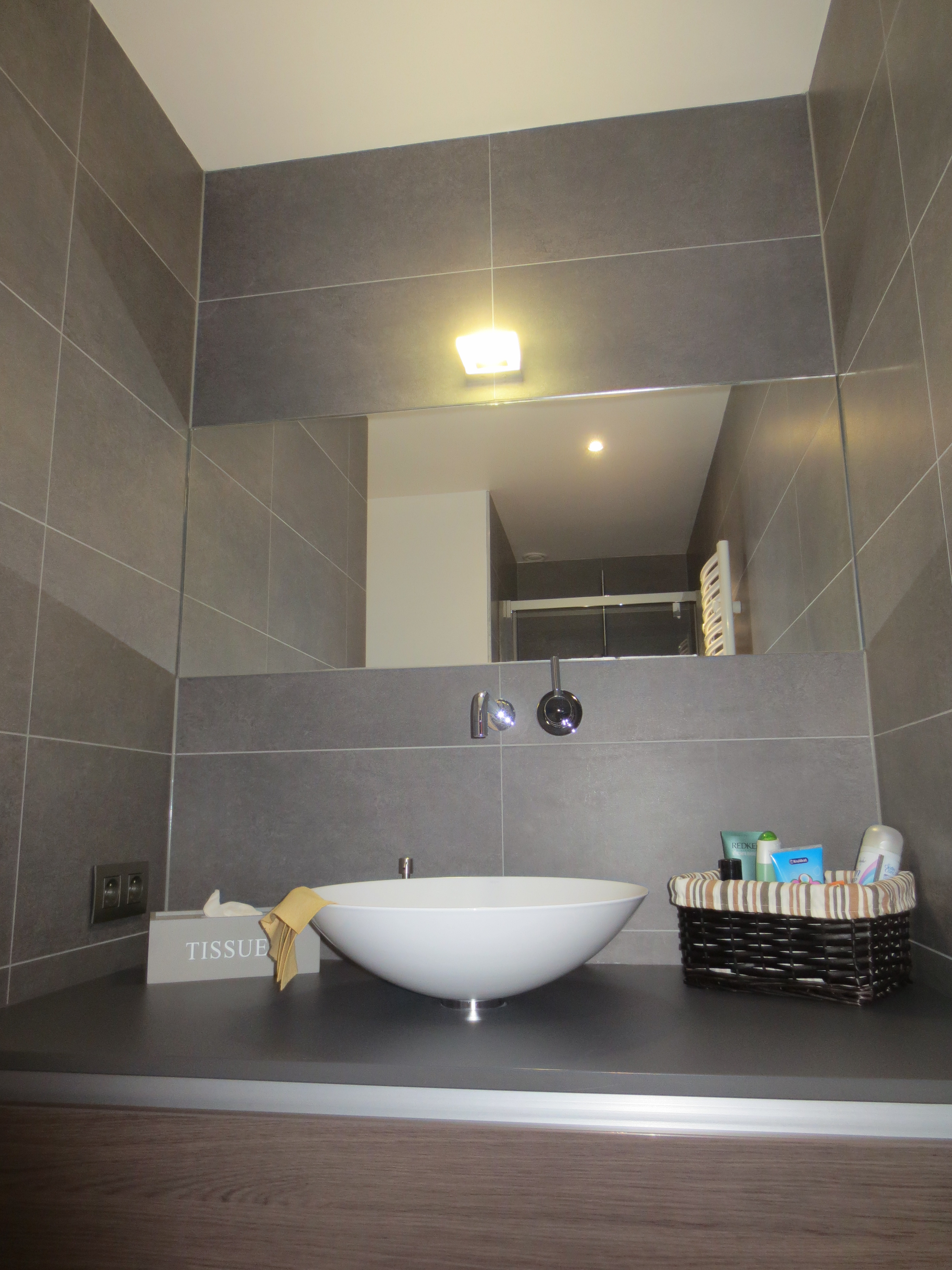 Afgewerkte kleine badkamer