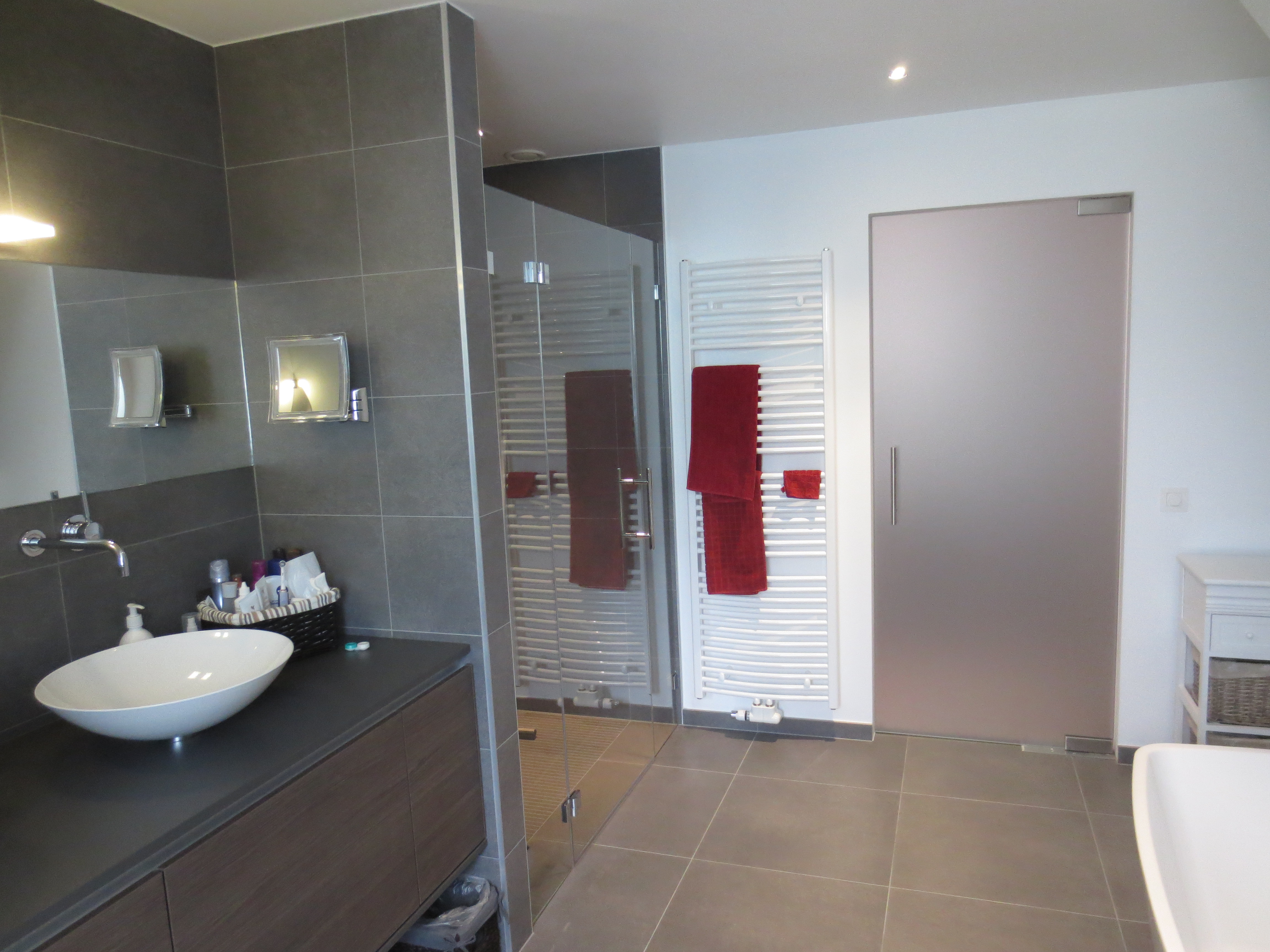 Afgewerkte grote badkamer