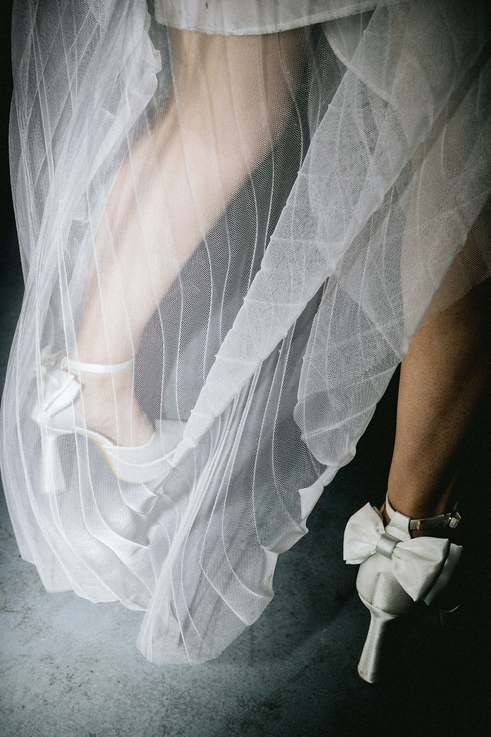 novia bailando con zapatos con lazo y velo en celebración de boda con flash y estilo editorial