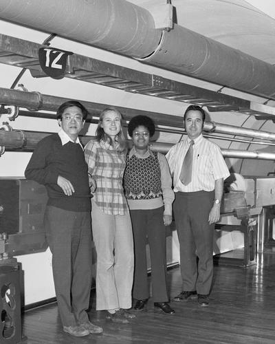 La Dra. Jackson y tres colegas del Laboratorio del Acelerador Nacional Fermi