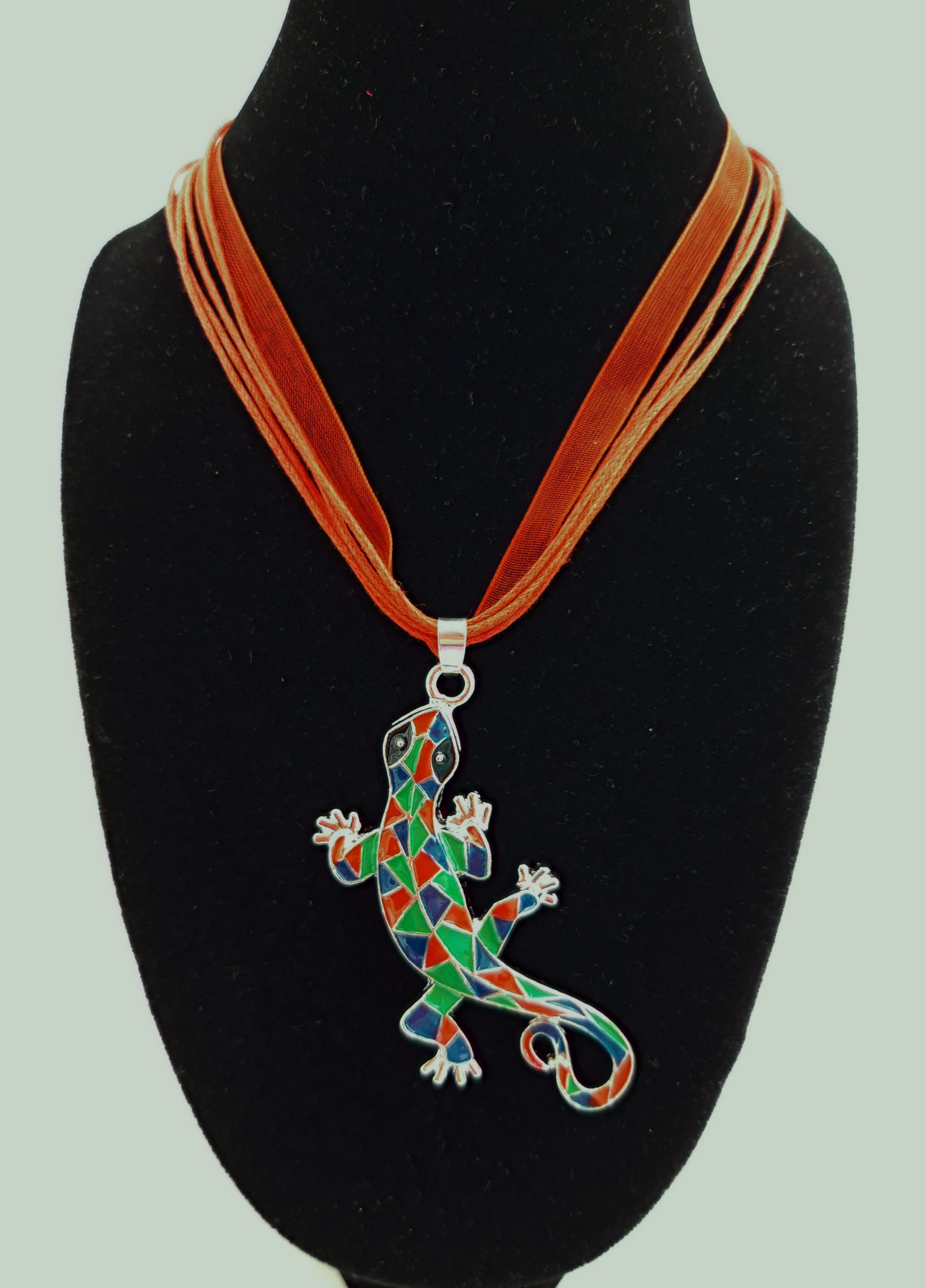 Collier salamandre rouge/bleu/vert et tulle rouge Réf : SC007