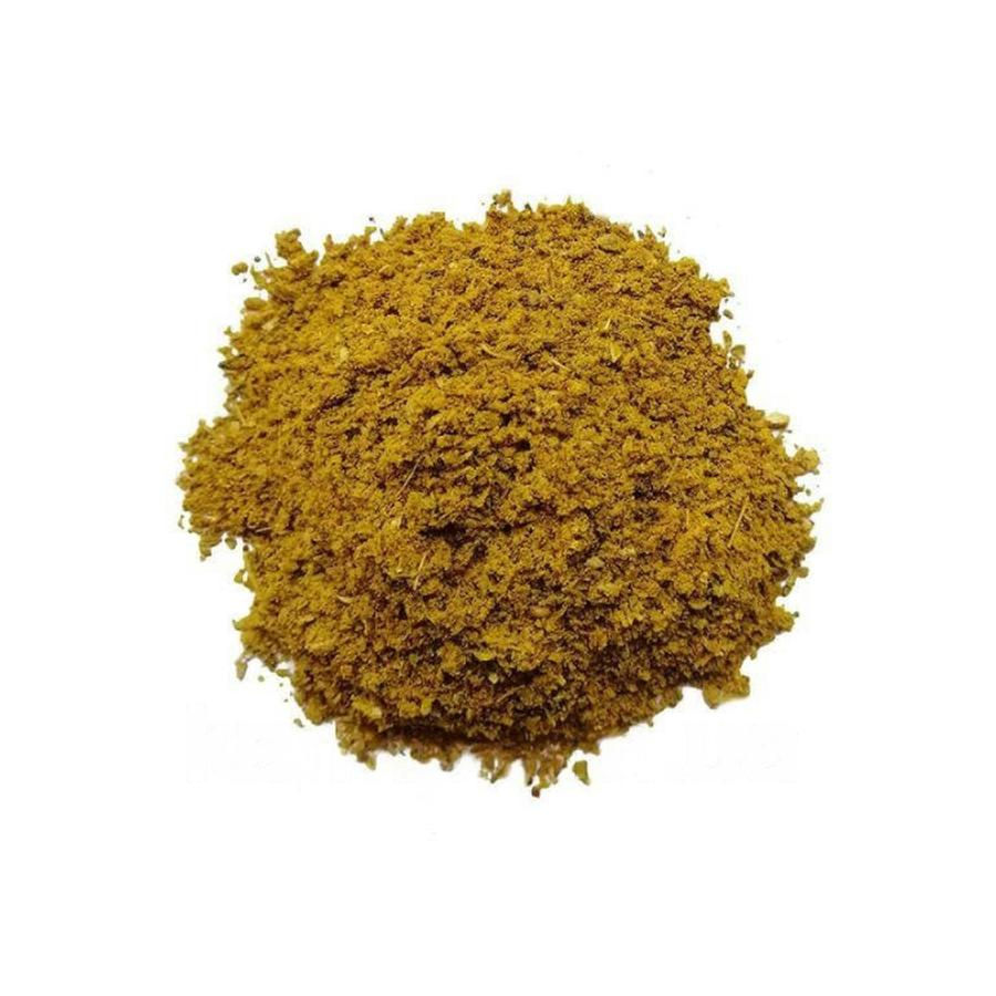 Світла мелена приправа карі індійська на білому фоні, спеція для страв