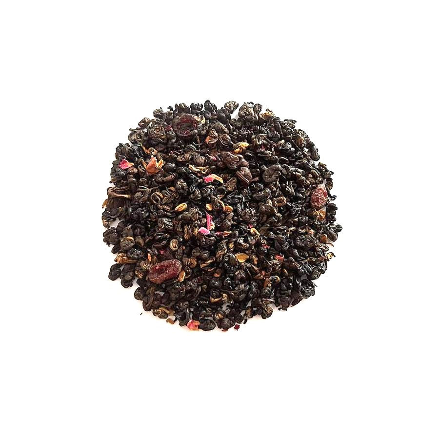 Розсипний червоний чай з вишнею, скручені листки з шматочками сушених ягід та пелюстками.