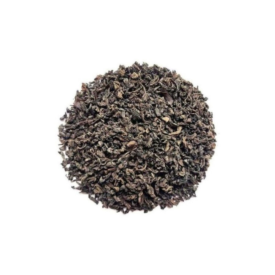 Розсипний чорний чай з добавкою саусепа, середньолистовий, темно-коричневий, на білому фоні.