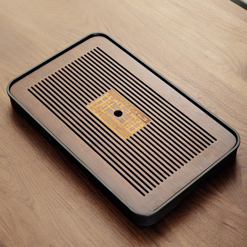 Дерев'яна чабань прямокутної форми, коричнева, з різьбленим візерунком по центру.