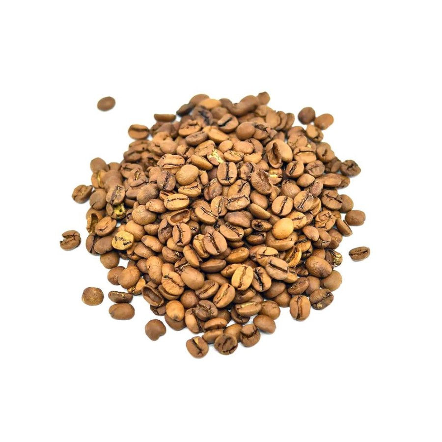 Смажені зерна арабіки Бразилія Маджано світлої обсмажки на білому фоні, кава в зернах