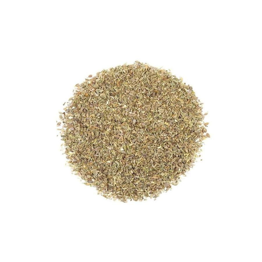 Сухе насіння анісу світло-коричневого кольору на білому фоні, спеція для випічки