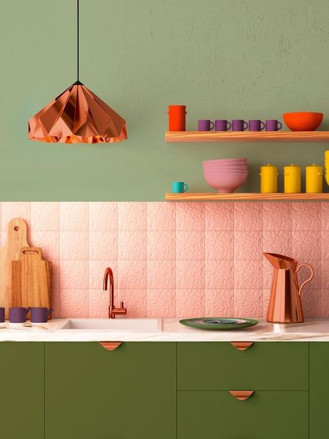 Groene keuken met roze tegelachterwand