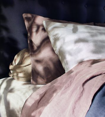 Blauwe slaapkamer. Bruin dekbedovertrek