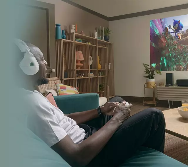 gamer op groene stoel en licht interieur