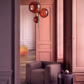 paar met roze woonkamer inrichting