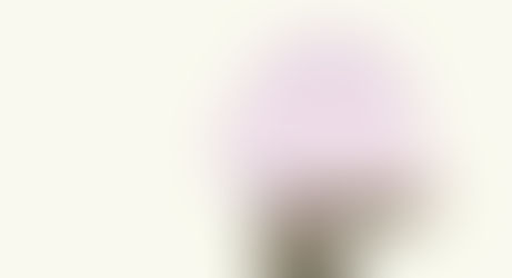 Silhouette de femme en double exposition avec un paysage aquatique et une barque naviguant dans les herbes, symbolisant le voyage intérieur à travers les émotions et la conscience du ressenti.