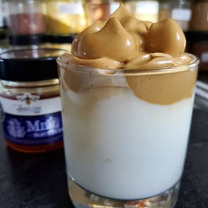 Café Dalgona au miel de bleuets (et au DES CANTONS pour la version alcoolisée)