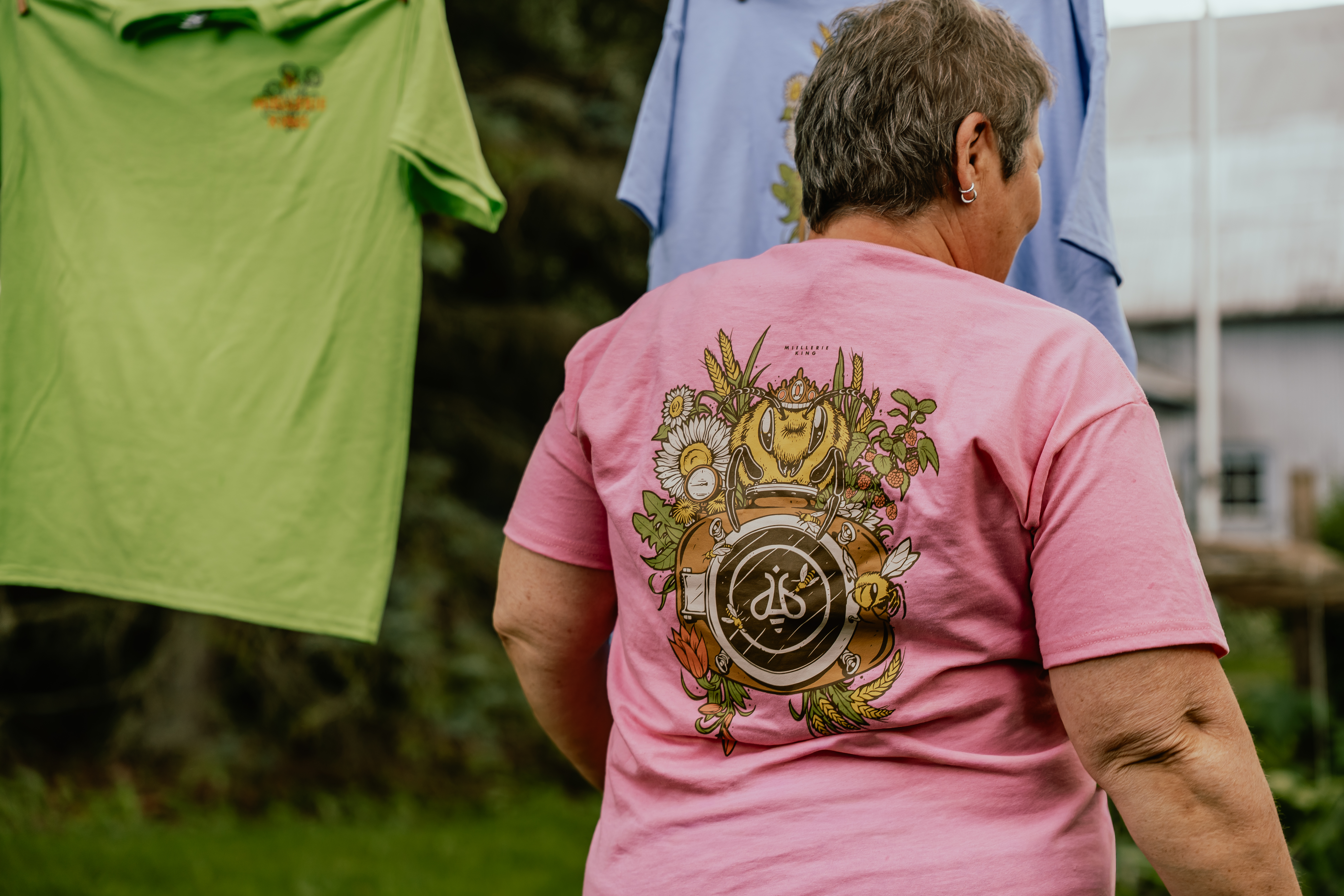 T-shirts artisanaux illustrés – Art local du Centre-du-Québec | Miellerie King
