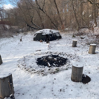 Weg zur Raunachts-Schwitzhütte durch winterlichen Wald