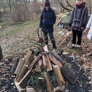 Feuerstelle und Schwitzhüttenaufbau im Wald im Winter