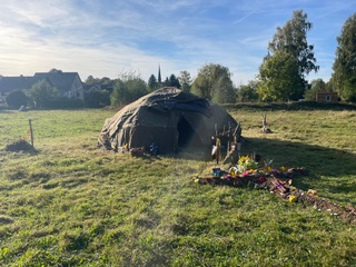 Schwitzhütte am Feuer – Steine werden erhitzt für die Zeremonie
