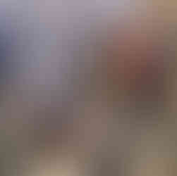 Trommelkreis ums Feuer zur Frauen-Schwitzhütte.