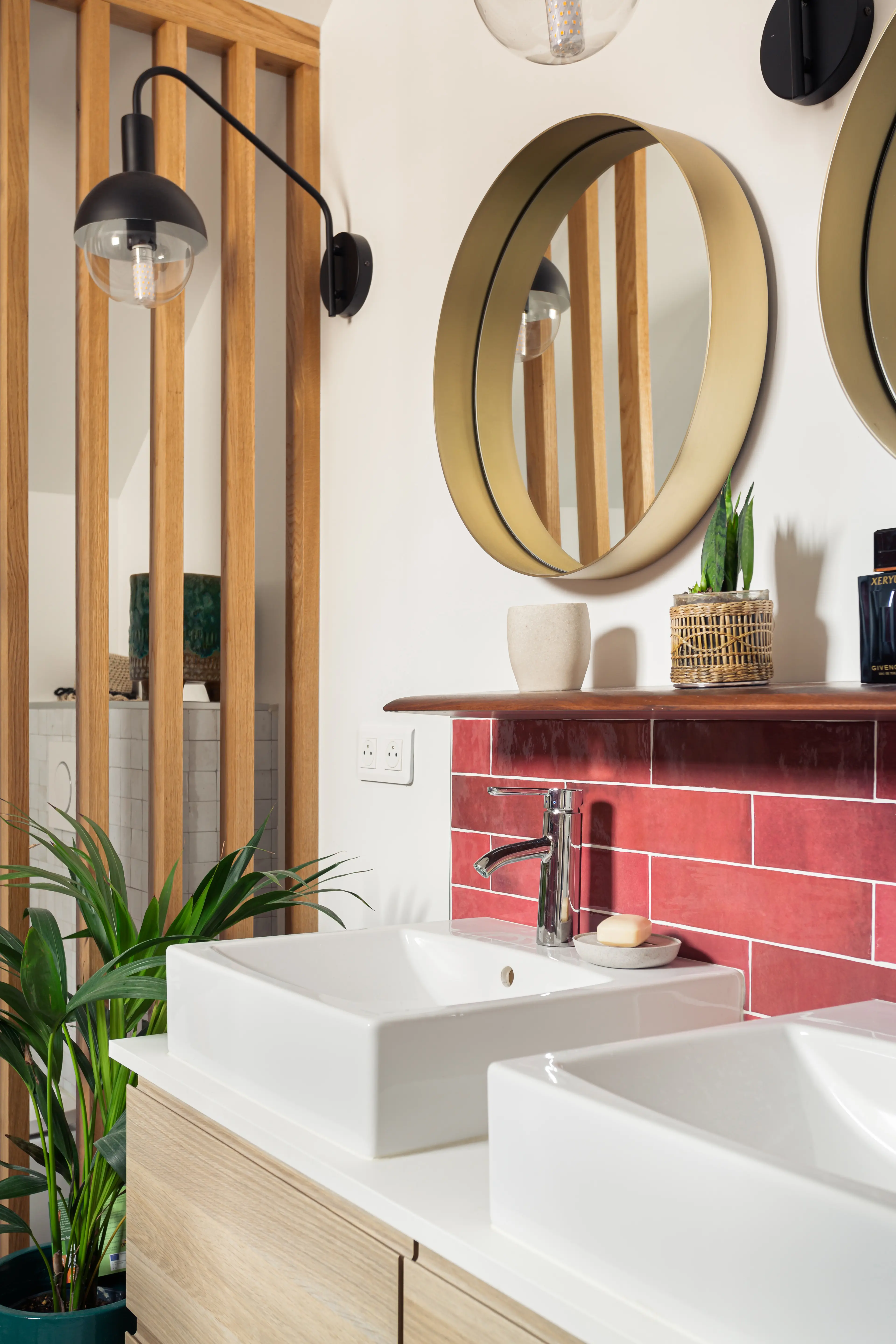salle de bains moderne double vasque avec carrelage terrazzo