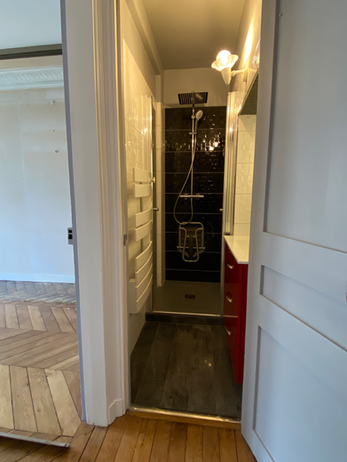 Salle de bains rouge et noire avant transformation.